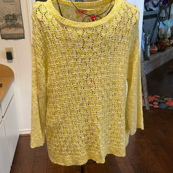 EVRI Sweaters - 🤠🤠🤠3 for 12$🤠🤠🤠Yellow Pullover Sweater